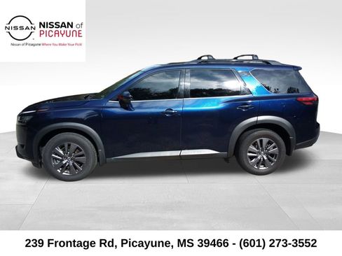 Used 2022 Nissan Pathfinder SV image 2