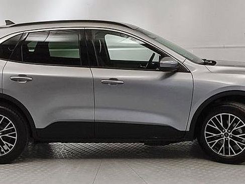 Certified 2023 Ford Escape SE image 2