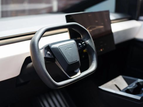 Used 2024 Tesla Cybertruck AWD Crew Cab image 15