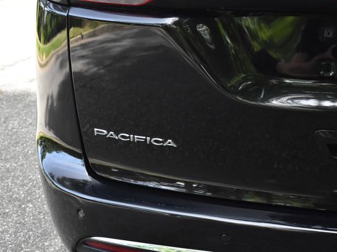 Used 2024 Chrysler Pacifica Touring-L FWD image 16
