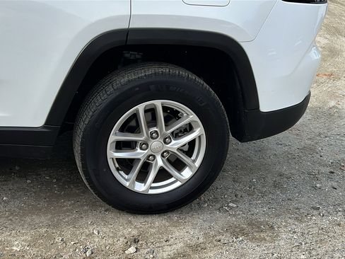 Used 2024 Jeep Grand Cherokee Laredo X image 12