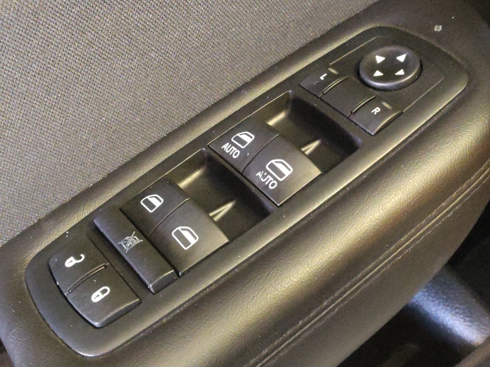 Used 2016 Chrysler 200 Limited FWD image 27