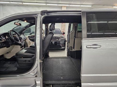 Used 2018 Dodge Grand Caravan SXT FWD image 12