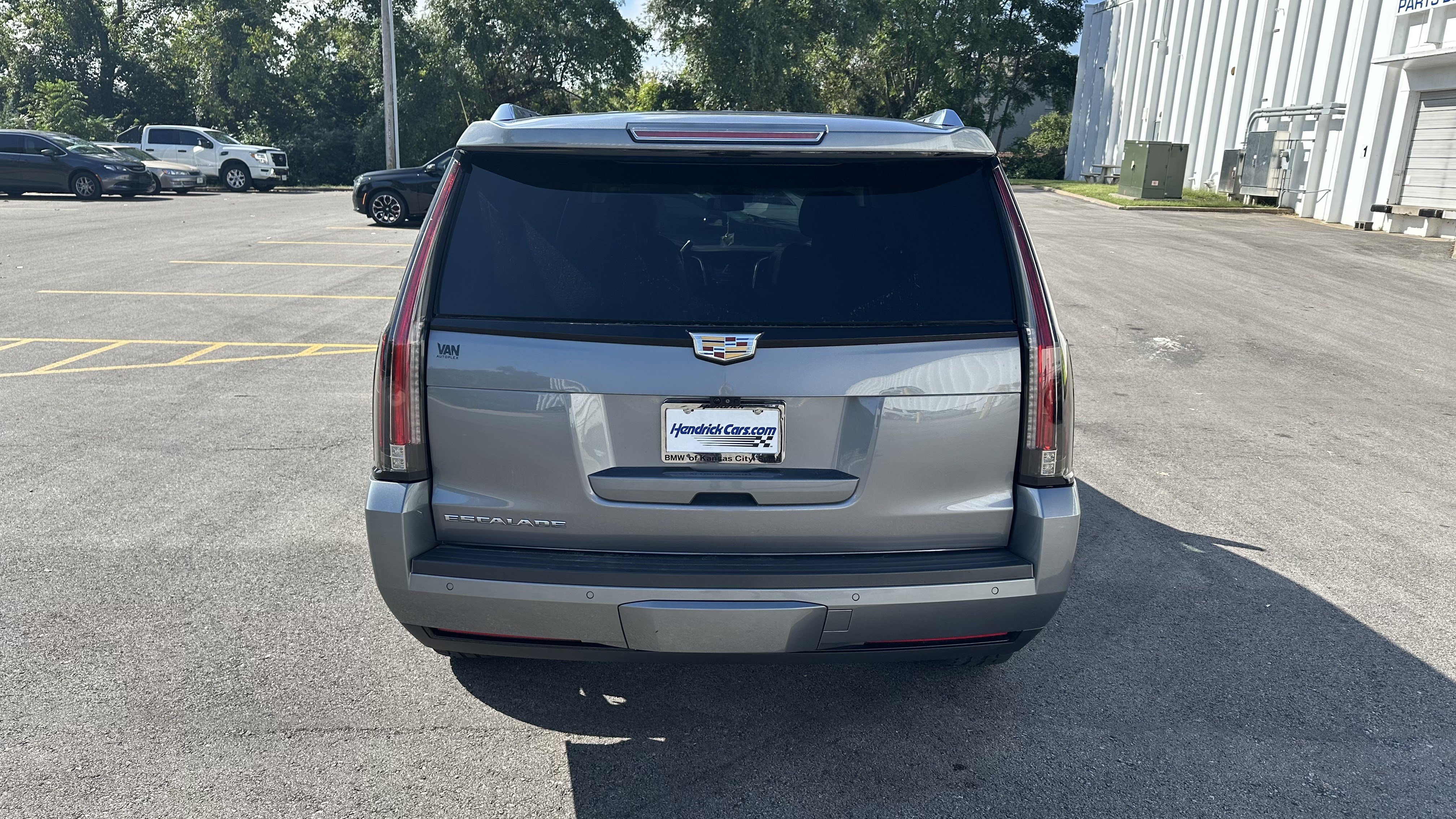 Used 2020 Cadillac Escalade Luxury w/ Escalade Sport Edition AWD/4WD image 9