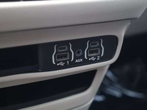 Used 2024 Chrysler Pacifica Touring-L FWD image 25