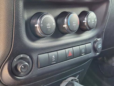 Used 2015 Jeep Wrangler Unlimited Rubicon w/ Connectivity Group AWD/4WD image 14