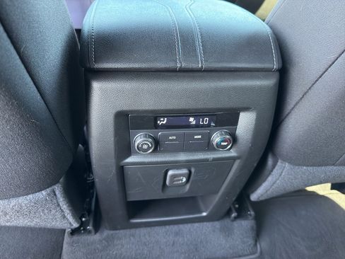 Used 2023 Chevrolet Traverse LT image 25