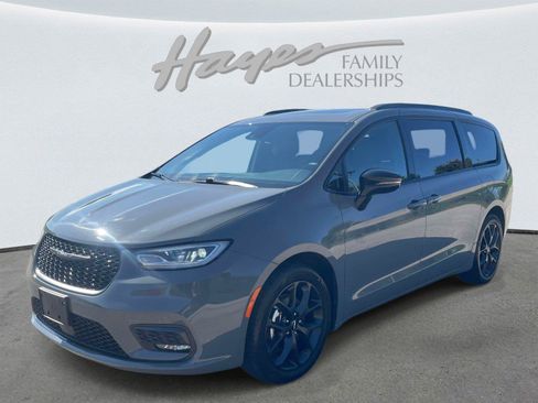 Used 2025 Chrysler Pacifica Limited FWD image 7