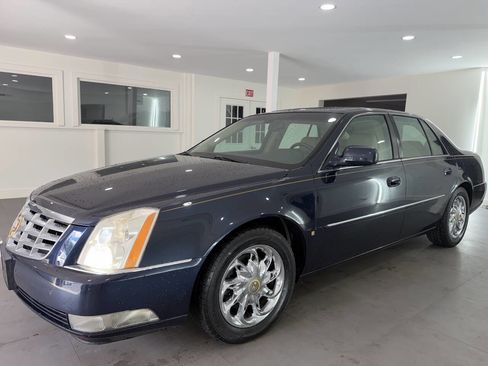 Used 2007 Cadillac DTS Luxury I w/ Trunk Convenience Package FWD image 2