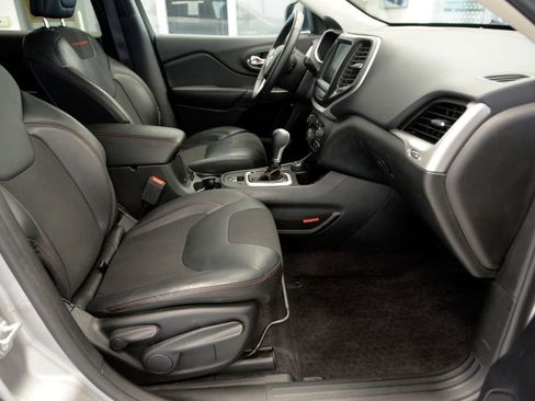 Used 2016 Jeep Cherokee Trailhawk w/ Cold Weather Group image 31