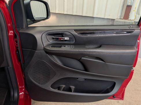 Used 2016 Dodge Grand Caravan SXT FWD image 26