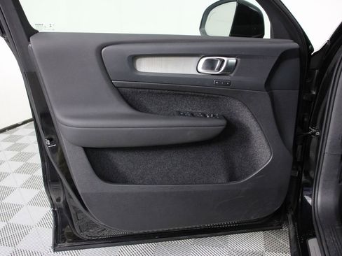 Certified 2025 Volvo XC40 B5 Plus AWD/4WD image 17