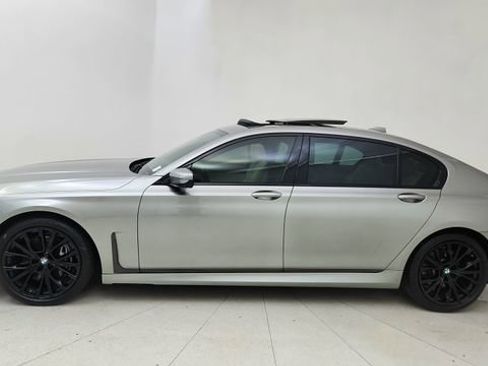 Used 2022 BMW 740i xDrive w/ M Sport Package image 3