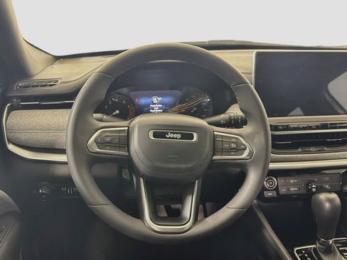 Used 2023 Jeep Compass Latitude AWD/4WD image 17