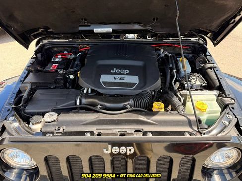 Used 2017 Jeep Wrangler Unlimited Rubicon w/ Connectivity Group AWD/4WD image 33