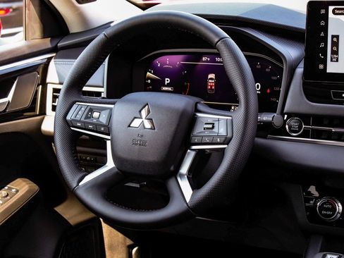 New 2025 Mitsubishi Outlander SE image 25