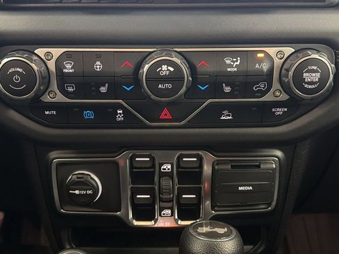 Used 2025 Jeep Wrangler Unlimited Sahara image 20