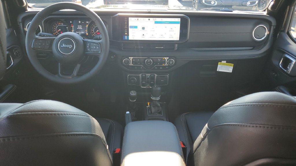 Used 2025 Jeep Gladiator Sport AWD/4WD image 11