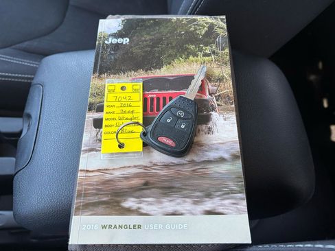 Used 2016 Jeep Wrangler Unlimited Sahara w/ Connectivity Group image 28