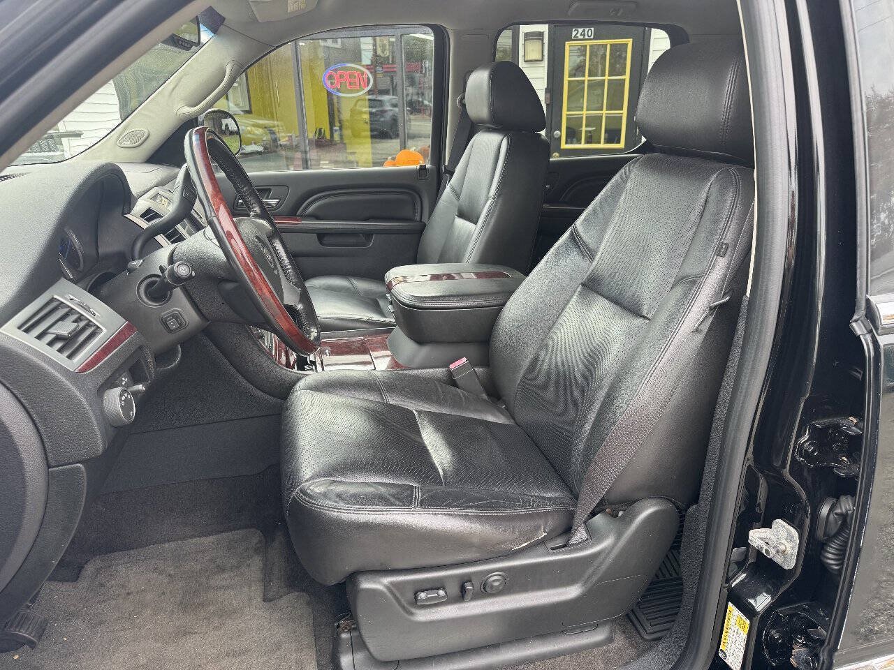 Used 2011 Cadillac Escalade ESV AWD w/ Livery Package image 18