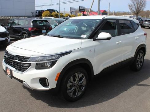 Used 2024 Kia Seltos LX image 2