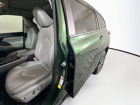 Used 2023 Toyota Highlander XLE FWD image 12