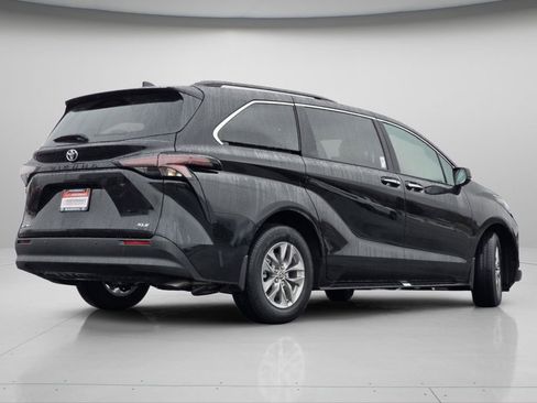 New 2026 Toyota Sienna XLE image 24