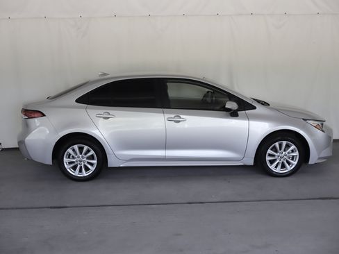 Used 2025 Toyota Corolla LE w/ LE Premium Package FWD image 4