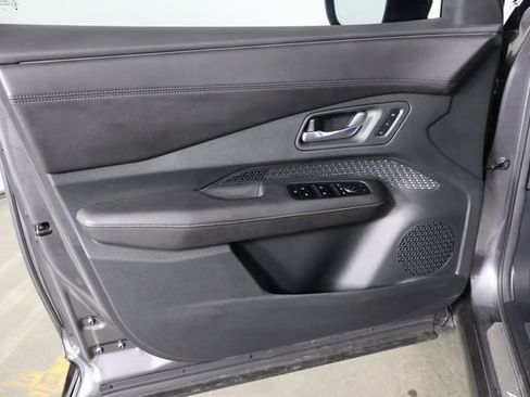 Used 2023 Nissan Ariya AWD image 19