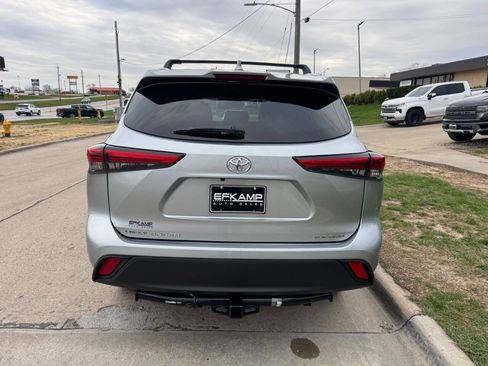 Used 2020 Toyota Highlander XLE image 4