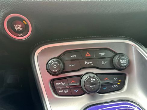 Used 2022 Dodge Challenger SXT w/ Driver Convenience Group AWD/4WD image 12