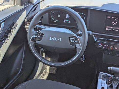 Used 2024 Kia Niro LX image 13