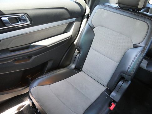 Used 2017 Ford Explorer XLT w/ Equipment Group 202A AWD/4WD image 12