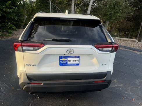 Used 2021 Toyota RAV4 XLE Premium image 4