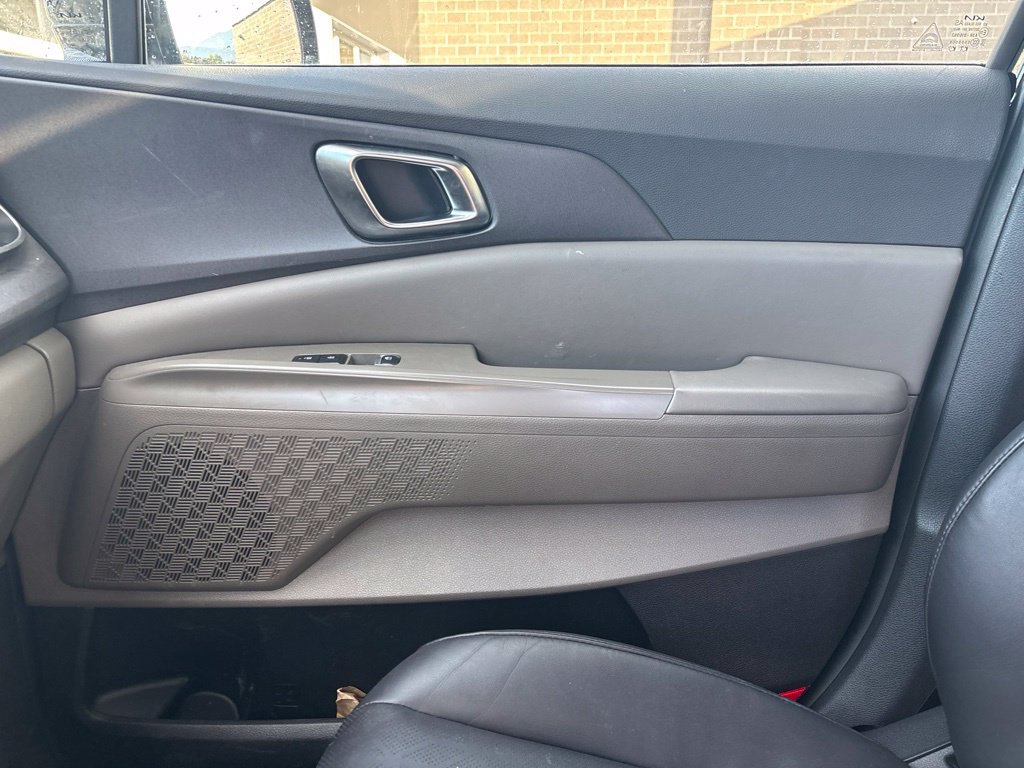 Certified 2025 Kia Carnival SX FWD image 9