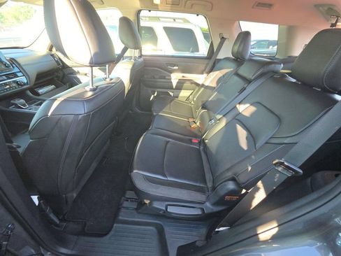 Used 2025 Nissan Pathfinder SL FWD image 14