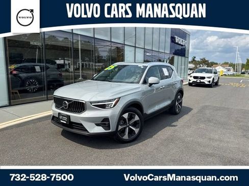 Certified 2025 Volvo XC40 B5 Plus AWD/4WD image 1
