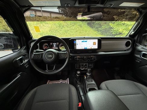 Used 2025 Jeep Gladiator Overland AWD/4WD image 11