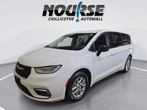 Used 2024 Chrysler Pacifica Touring-L FWD image 1