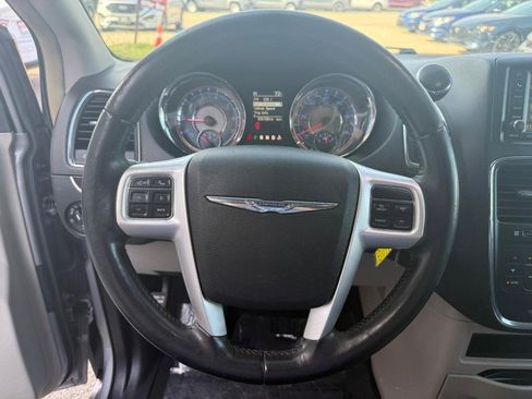 Used 2016 Chrysler Town & Country Touring FWD image 20