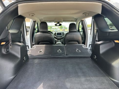 Used 2019 Jeep Cherokee Latitude Plus w/ Comfort/Convenience Group AWD/4WD image 34
