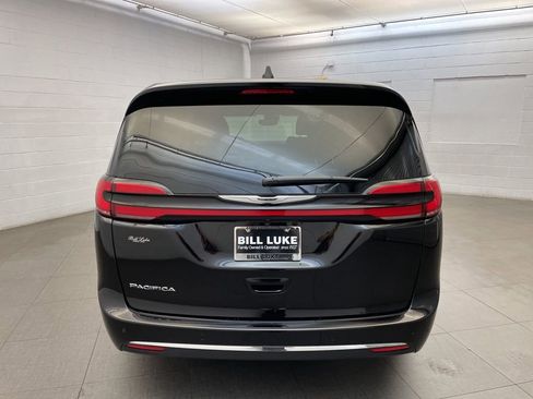 New 2026 Chrysler Pacifica Select image 4
