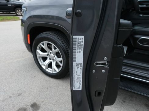 Used 2022 Jeep Wagoneer Series II AWD/4WD image 41