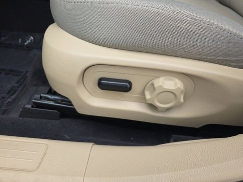 Used 2019 Ford Taurus SEL image 24