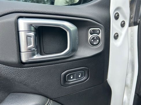 Used 2020 Jeep Wrangler Unlimited Sahara image 24