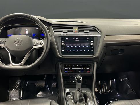 Used 2024 Volkswagen Tiguan SE AWD/4WD image 11