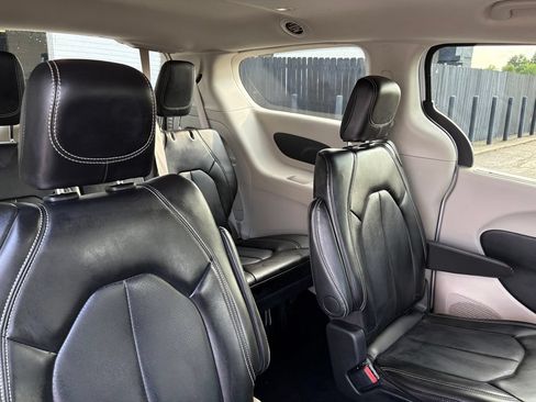 Used 2024 Chrysler Pacifica Touring-L FWD image 13