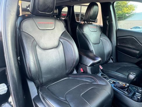 Used 2019 Jeep Cherokee Trailhawk AWD/4WD image 33