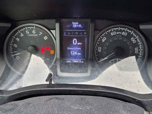 Used 2018 Toyota Tacoma TRD Off-Road image 3