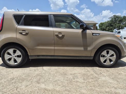 Used 2016 Kia Soul FWD image 3